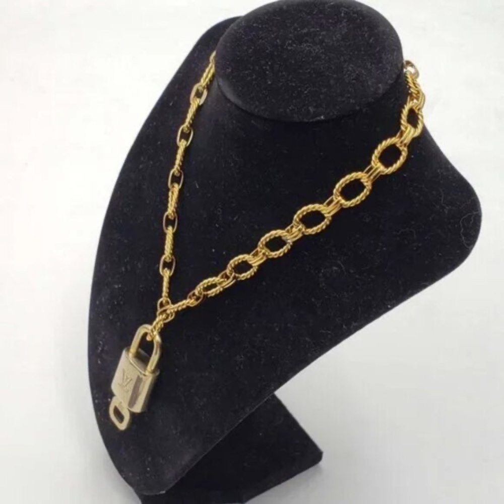 Authentic Louis Vuitton Lock & Key with Gold Plated Gold Chain Necklace 012926 - Picture 7 of 8